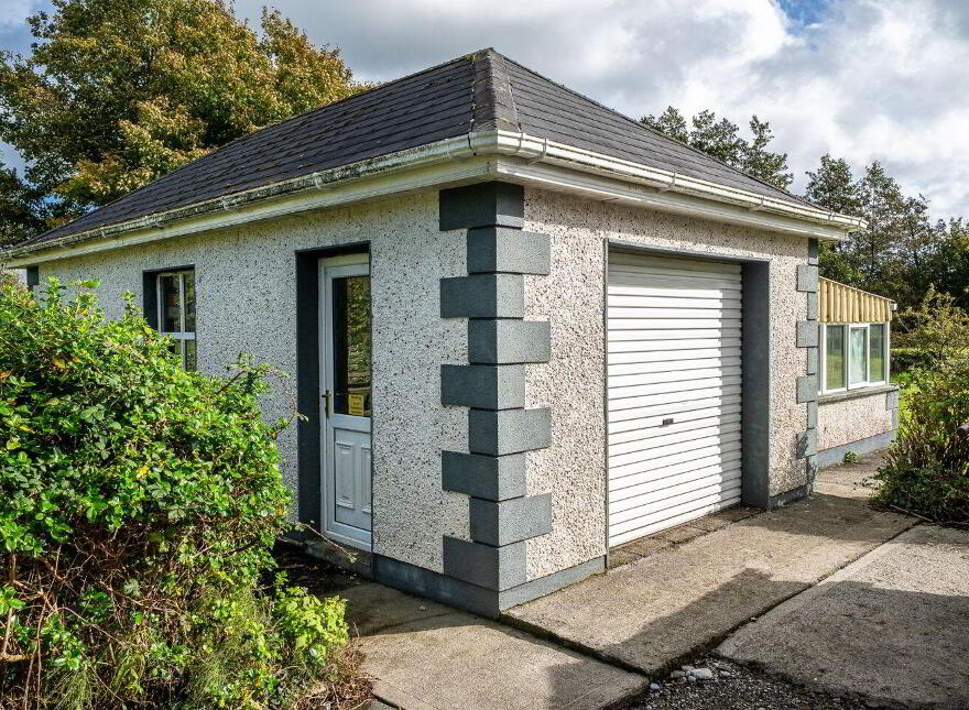 The Avenue, Ballyclare, Ferbane, R42VE40