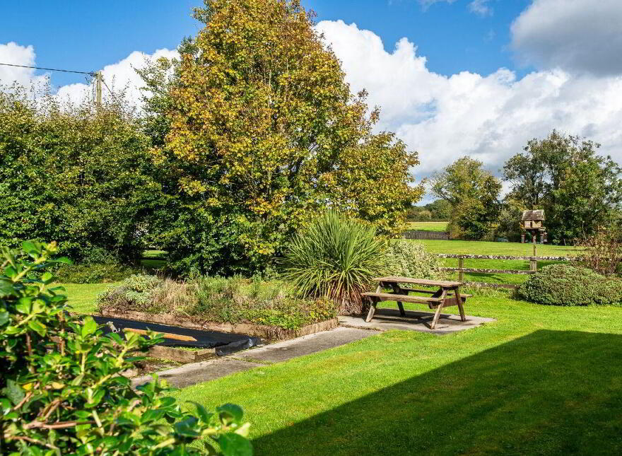 The Avenue, Ballyclare, Ferbane, R42VE40
