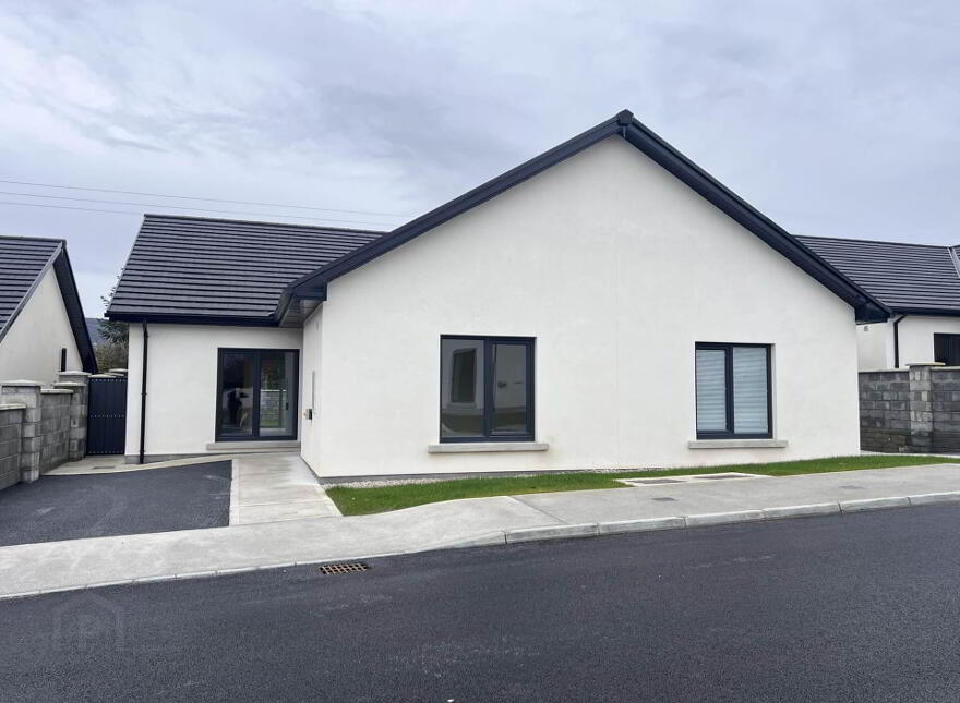 15 Roseville Crescent, Cahir, County Tipperary, E21KF83