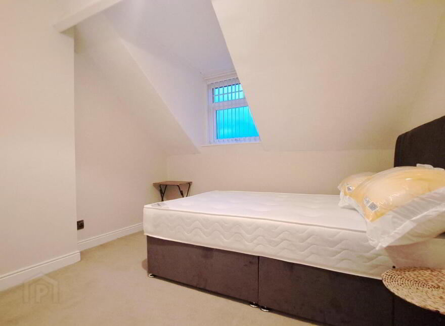 Rm 4, 57 Ponsonby Avenue, Belfast, BT15 2LS