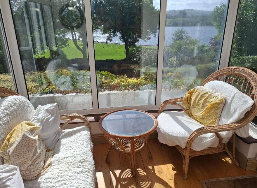 Stagmount, Lough Villas, The Lough, T12R1W2