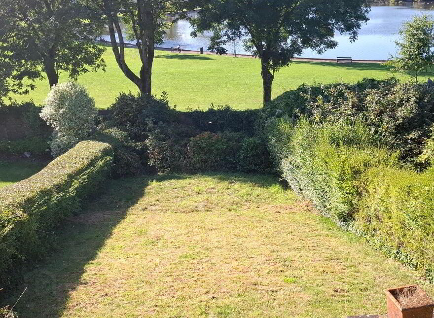Stagmount, Lough Villas, The Lough, T12R1W2