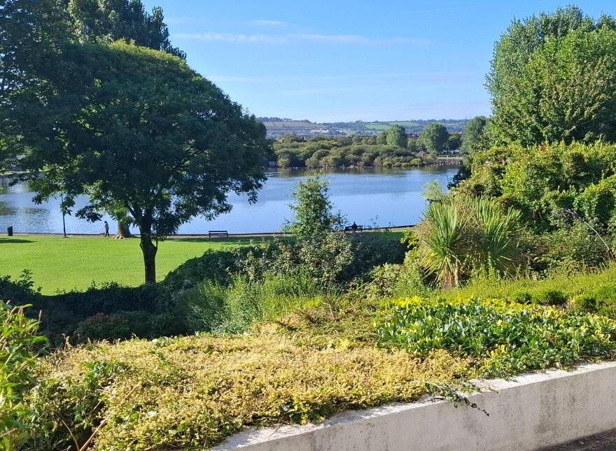 Stagmount, Lough Villas, The Lough, T12R1W2