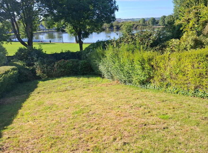 Stagmount, Lough Villas, The Lough, T12R1W2
