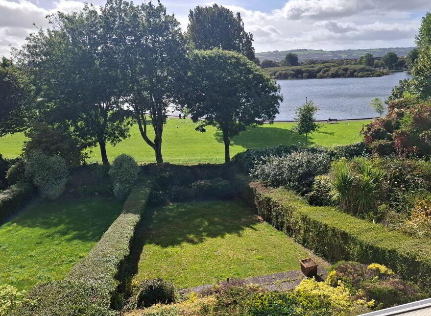 Stagmount, Lough Villas, The Lough, T12R1W2
