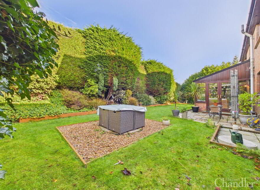 5 Garland Crescent, Belfast, BT8 6YJ