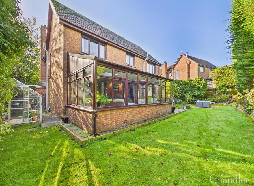 5 Garland Crescent, Belfast, BT8 6YJ
