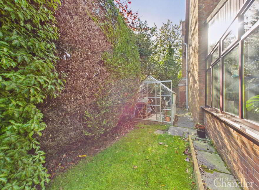 5 Garland Crescent, Belfast, BT8 6YJ