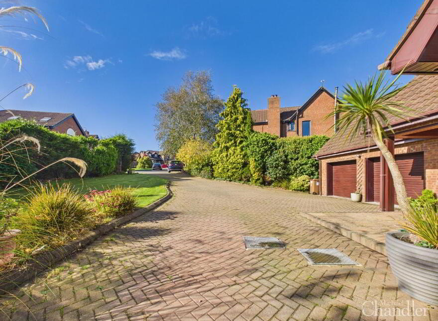 5 Garland Crescent, Belfast, BT8 6YJ