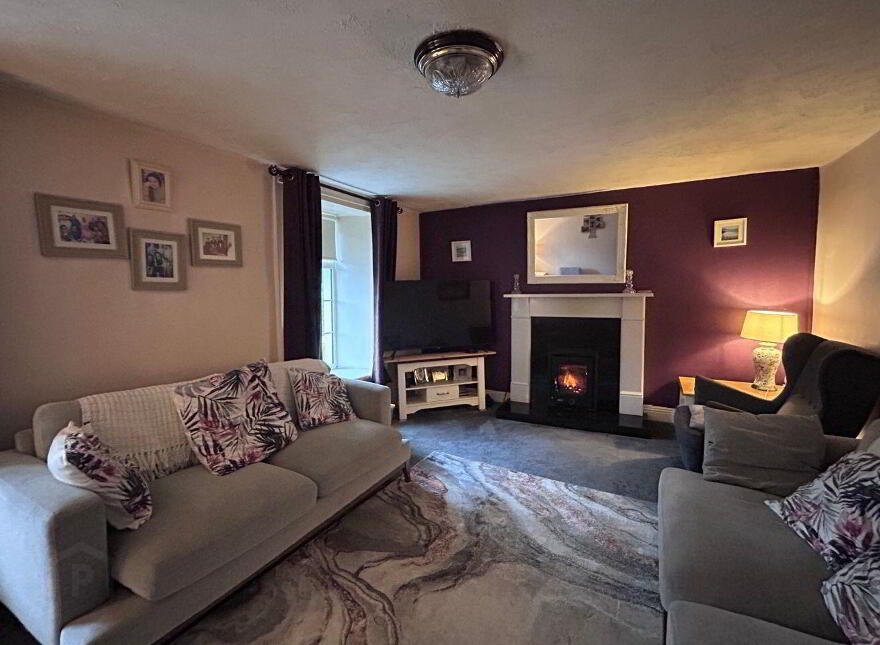 The Hill Inn, Barrack St, Cahir, E21VF95