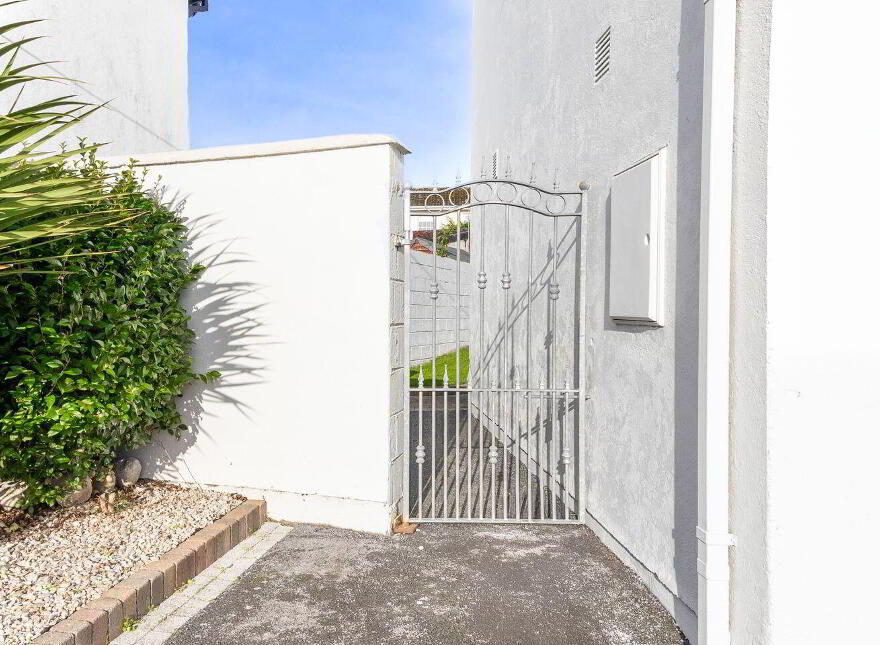 37 Standhouse Lawns, Newbridge, W12X394