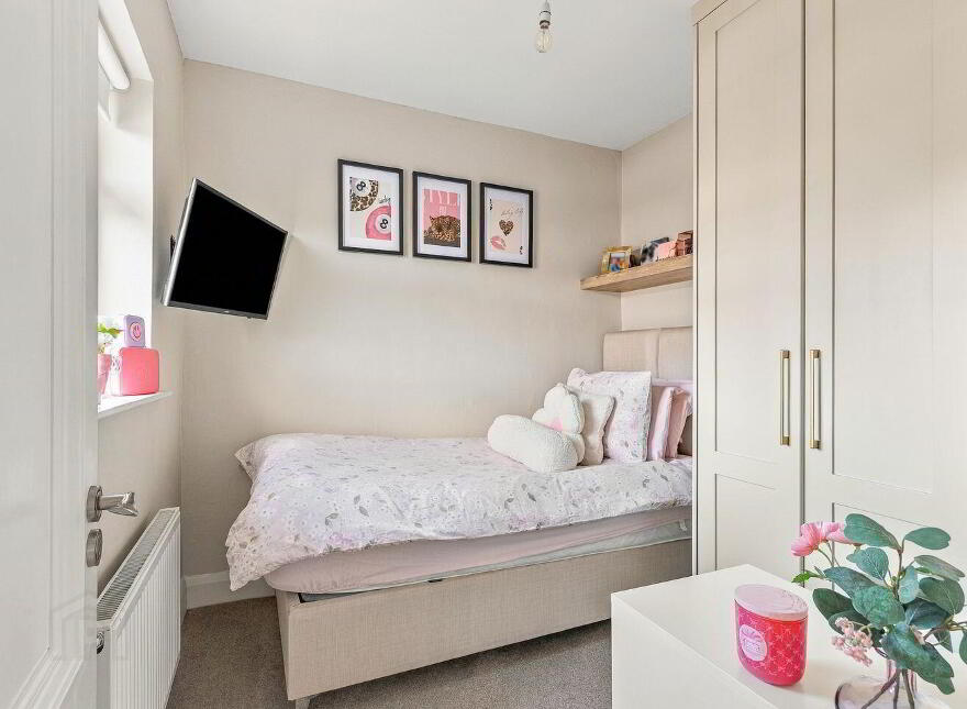 37 Standhouse Lawns, Newbridge, W12X394