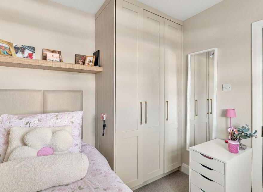 37 Standhouse Lawns, Newbridge, W12X394