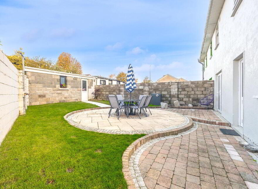 37 Standhouse Lawns, Newbridge, W12X394