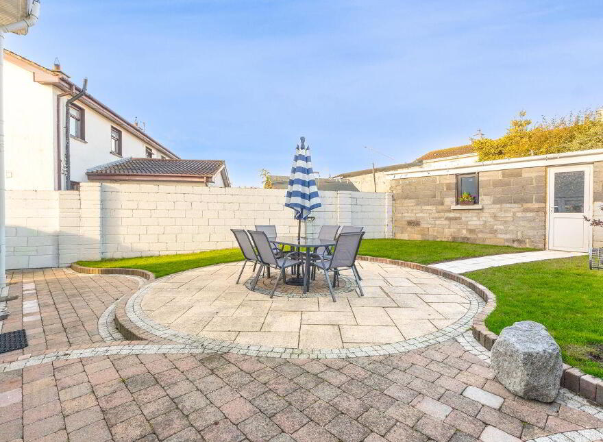37 Standhouse Lawns, Newbridge, W12X394