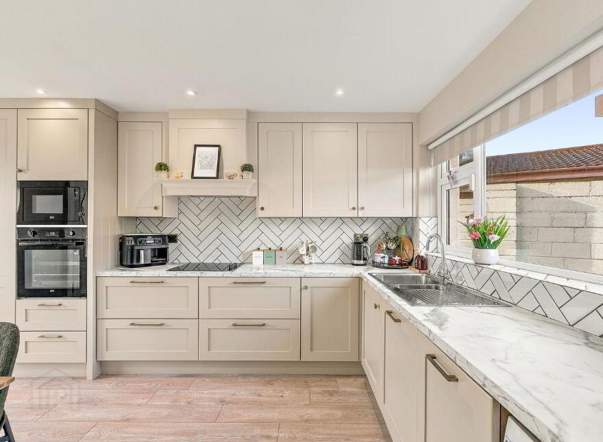 37 Standhouse Lawns, Newbridge, W12X394