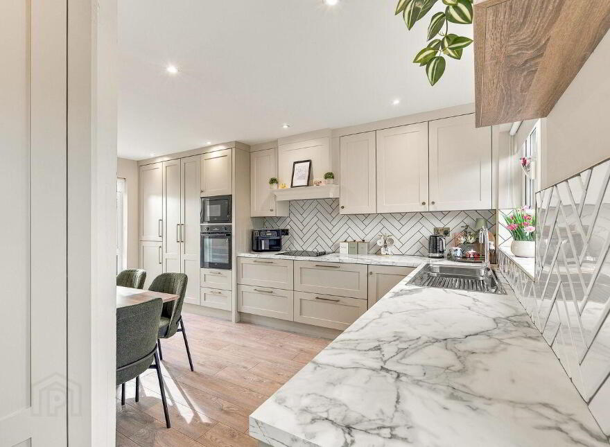 37 Standhouse Lawns, Newbridge, W12X394