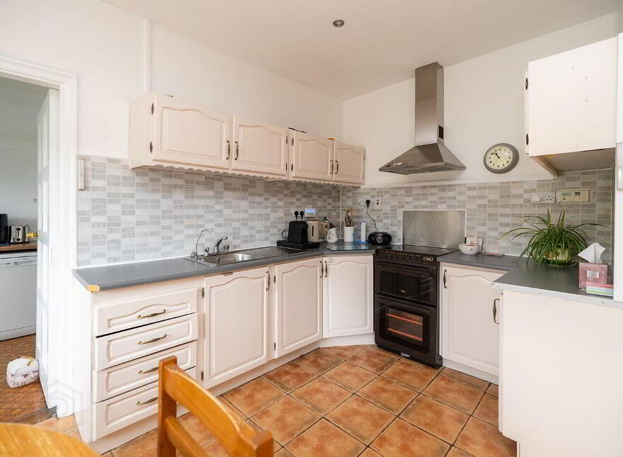 Saint Mullins Road, Tinnahinch, Graiguenamanagh, R95X5C9