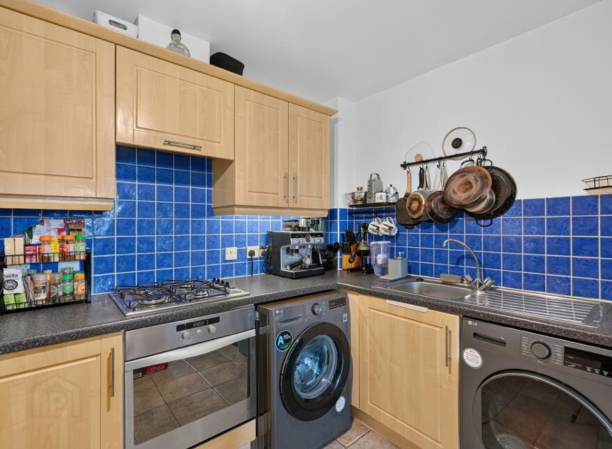 89 Queens Square, Belfast, BT1 3FF