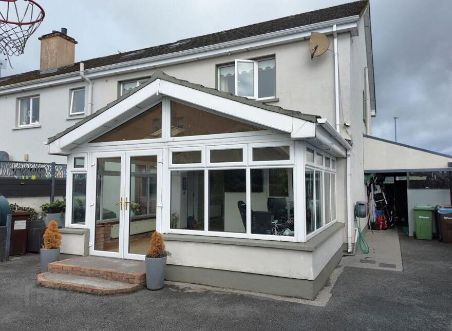 16 Warren Grove, Boyle, F52PH68