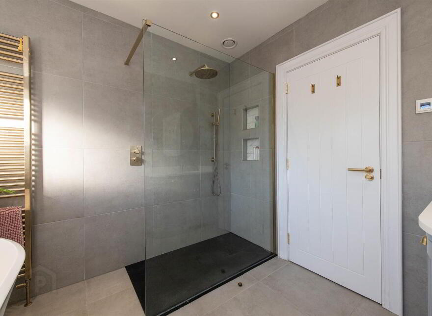 136 Dromore Road, Ballynahinch, BT24 8HX