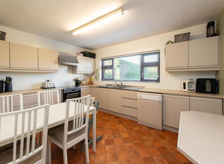 136 Dromore Road, Ballynahinch, BT24 8HX