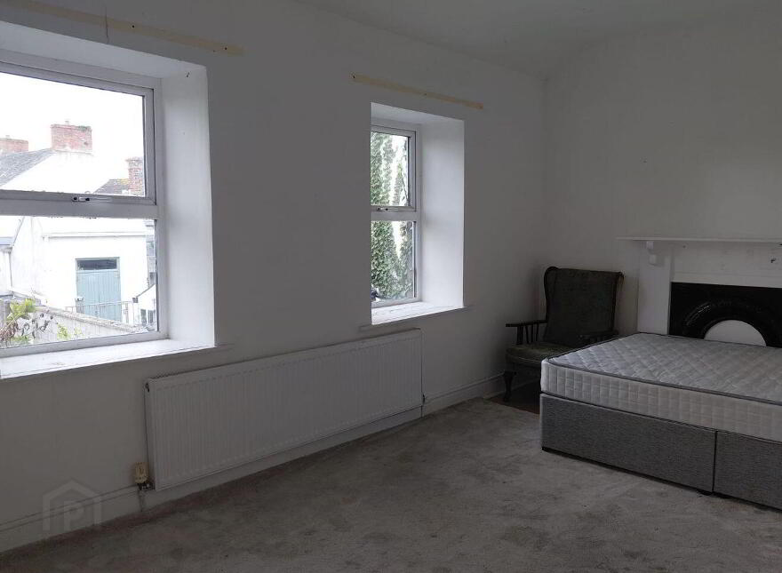 10c Pearse Street, Cahir, E21R656