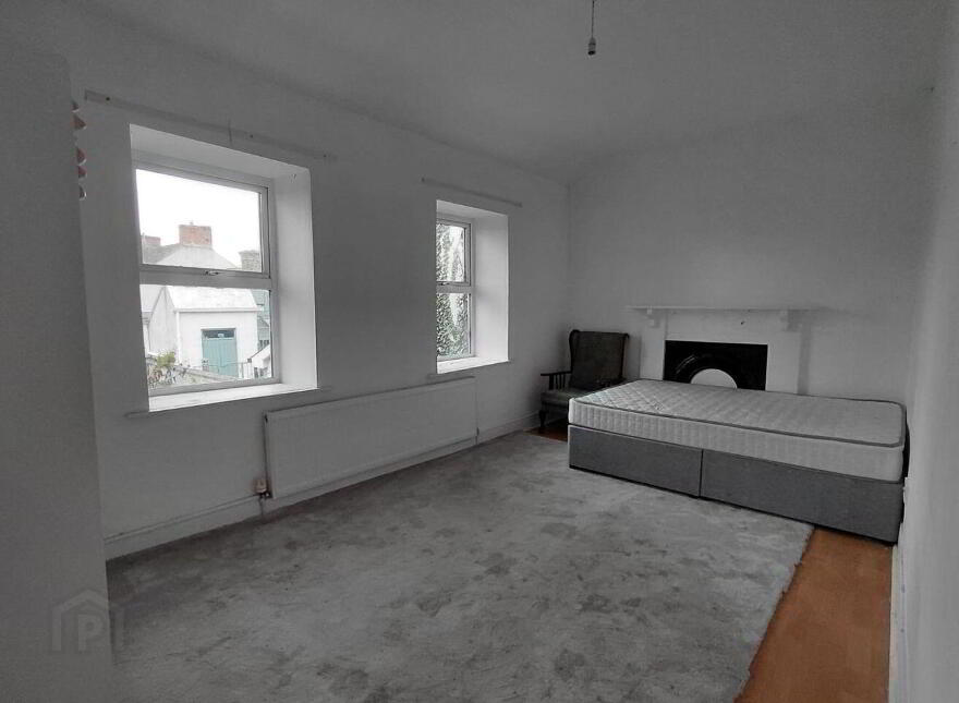 10c Pearse Street, Cahir, E21R656