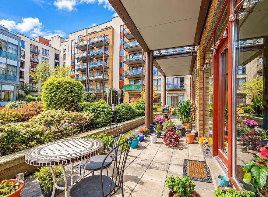 Block E, 212 Castleforbes Square, Ifsc, Ifsc, D01R667