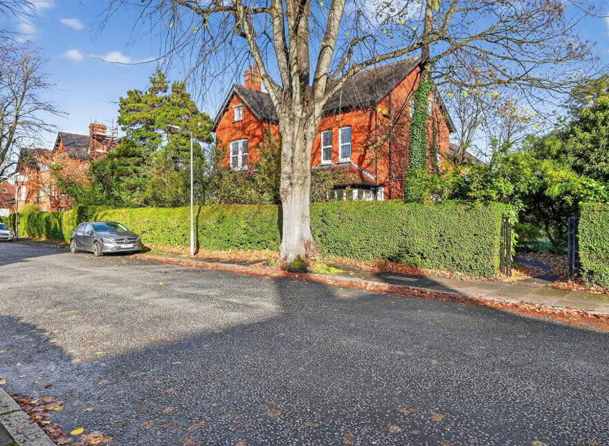 Apt 2, 56 Myrtlefield Park, Belfast, BT9 6NG photo