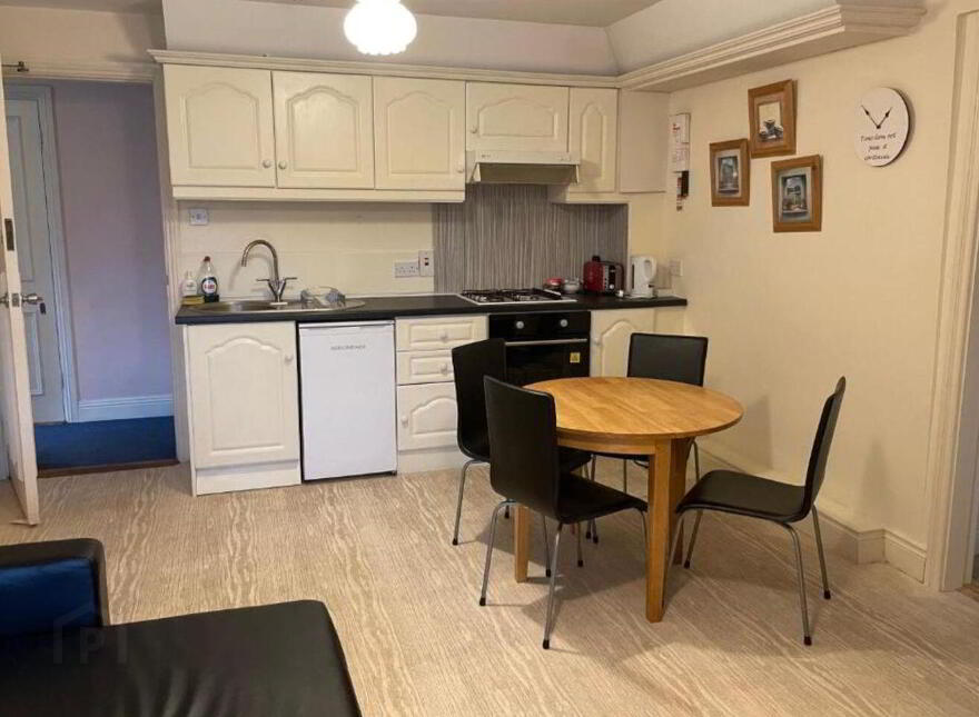 An Stór, Drurys Avenue, Midleton, P25R718