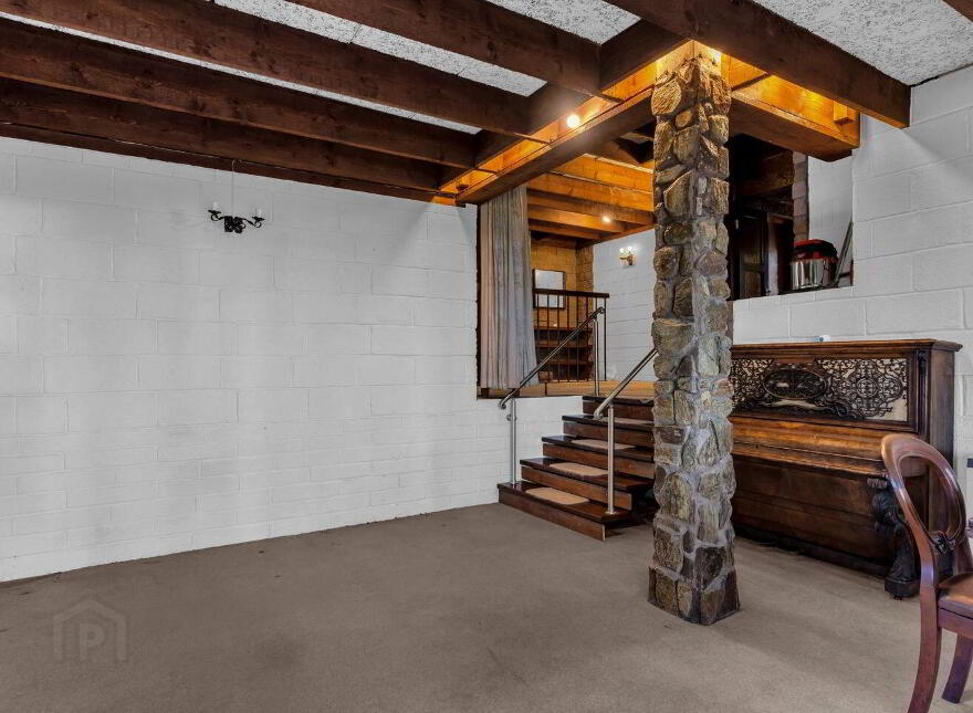 Unique Hideaway C. 2 Acres, Hollywood, W91W3P0