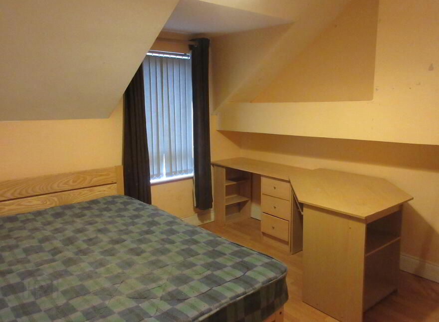 Great 6/7 Bedroom House, University Avenue, Queens University Quarter, Belfast, BT7 1GX