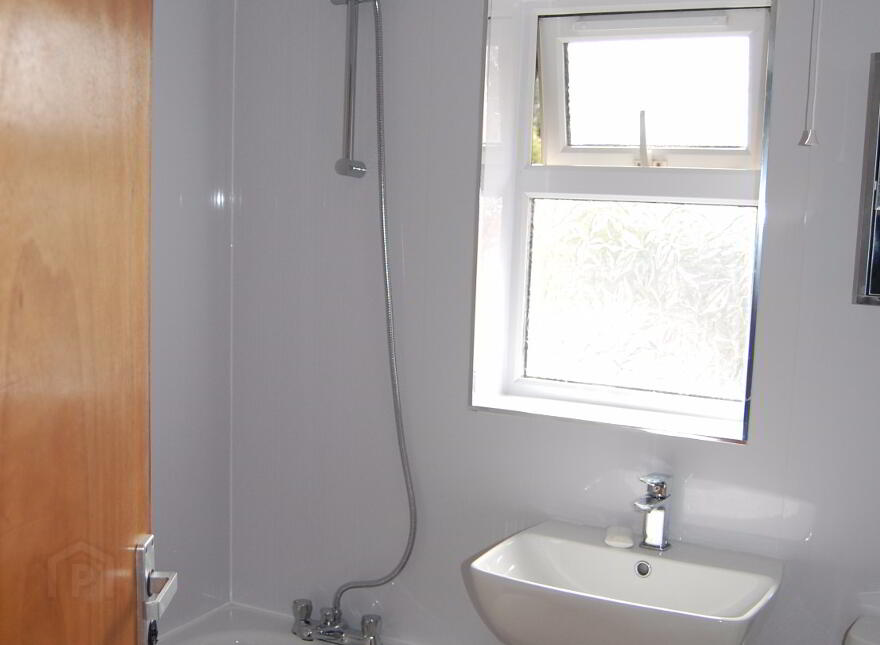 29d Inishowen Drive, Belfast, BT10 0EU