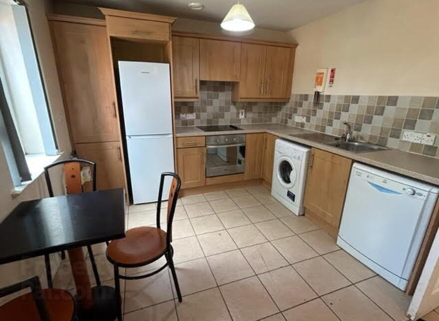 Upstairs Apartment, 80c Fitzroy Avenue, Queens ~ Botanic Area!, Belfast, BT7 1HY photo