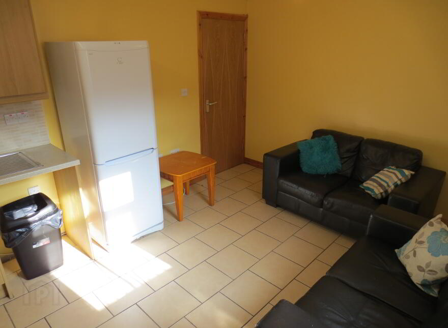 Great Apartment, 2A Carmel Street, Queens University Quarter, Belfast, BT7 1QE