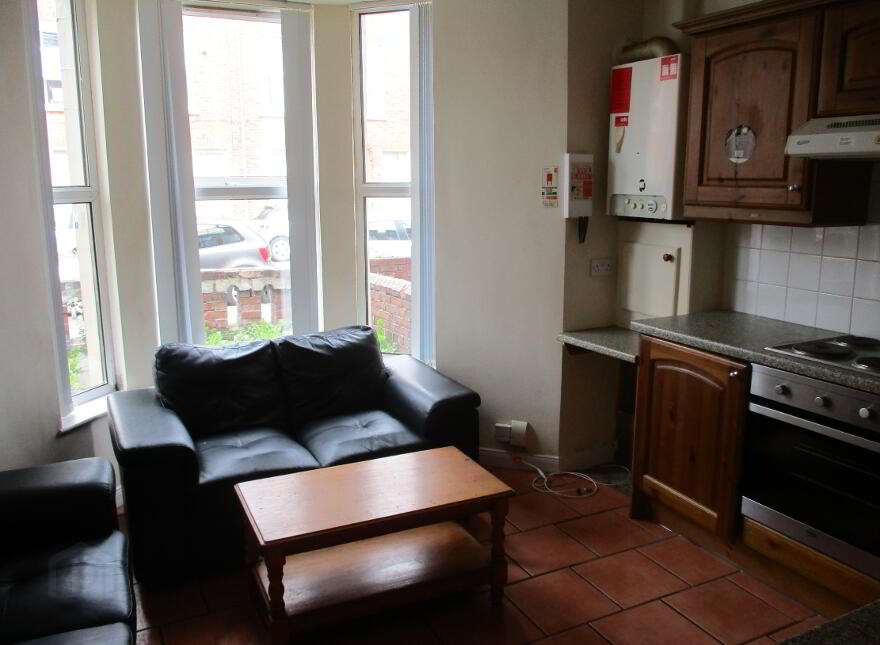 Great Apartment, 122a Fitzroy Avenue, Queens Quarter, Belfast, BT7 1HX
