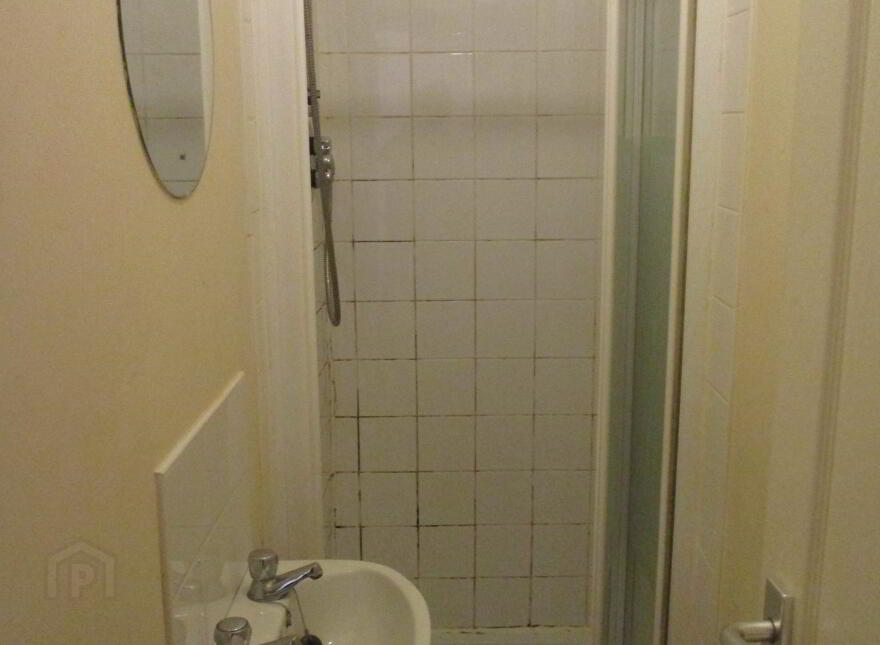Great Apartment, 122a Fitzroy Avenue, Queens Quarter, Belfast, BT7 1HX