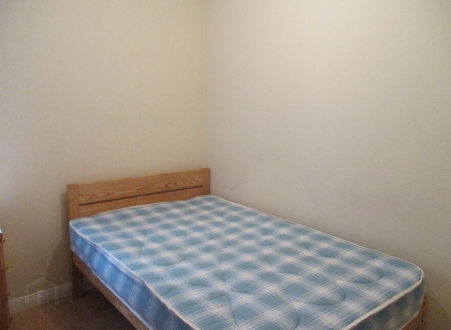Great Apartment, 122a Fitzroy Avenue, Queens Quarter, Belfast, BT7 1HX