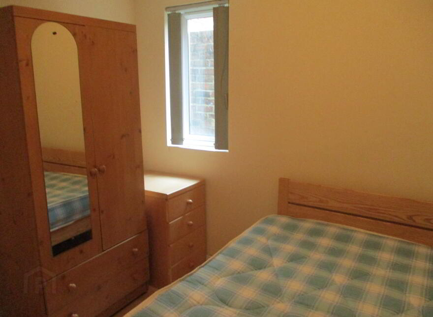 Great Apartment, 122a Fitzroy Avenue, Queens Quarter, Belfast, BT7 1HX