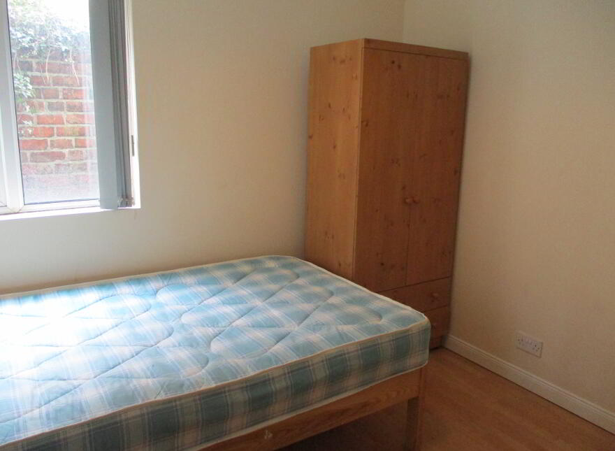 Great Apartment, 122a Fitzroy Avenue, Queens Quarter, Belfast, BT7 1HX