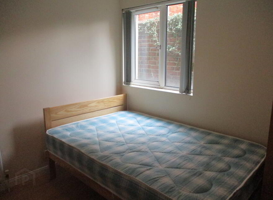 Great Apartment, 122a Fitzroy Avenue, Queens Quarter, Belfast, BT7 1HX