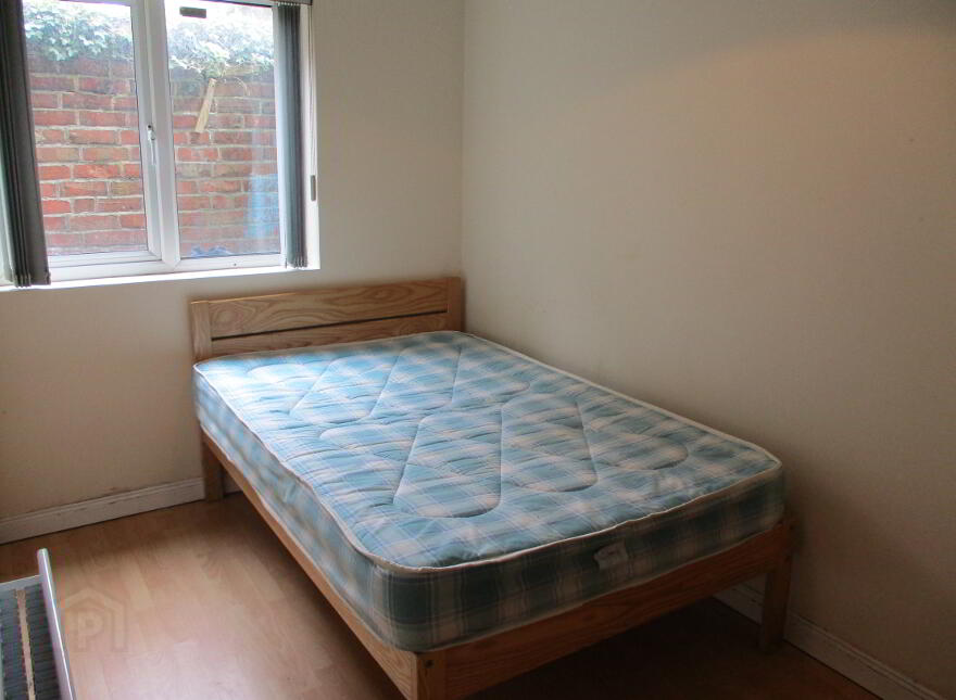 Great Apartment, 122a Fitzroy Avenue, Queens Quarter, Belfast, BT7 1HX