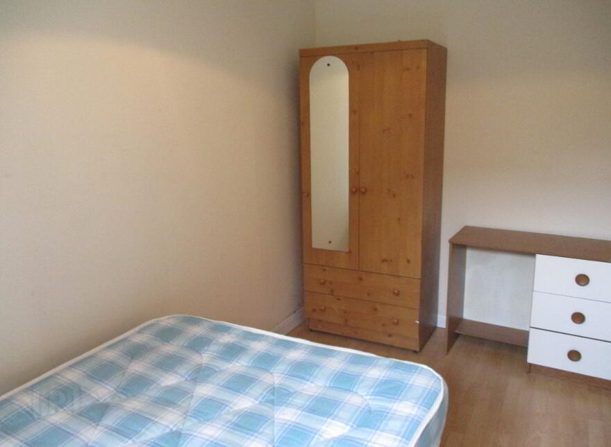 Great Apartment, 122a Fitzroy Avenue, Queens Quarter, Belfast, BT7 1HX
