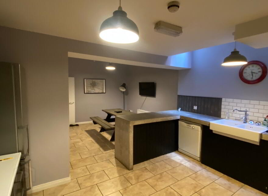 Great Accommodation, 54 Fitzroy Avenue, Queens University Quarter, Belfast, BT7 1HX