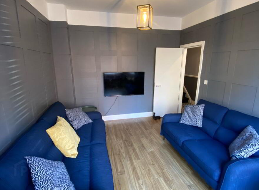 Great Accommodation, 54 Fitzroy Avenue, Queens University Quarter, Belfast, BT7 1HX