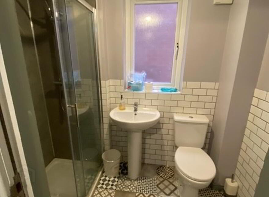 Great Accommodation, 54 Fitzroy Avenue, Queens University Quarter, Belfast, BT7 1HX