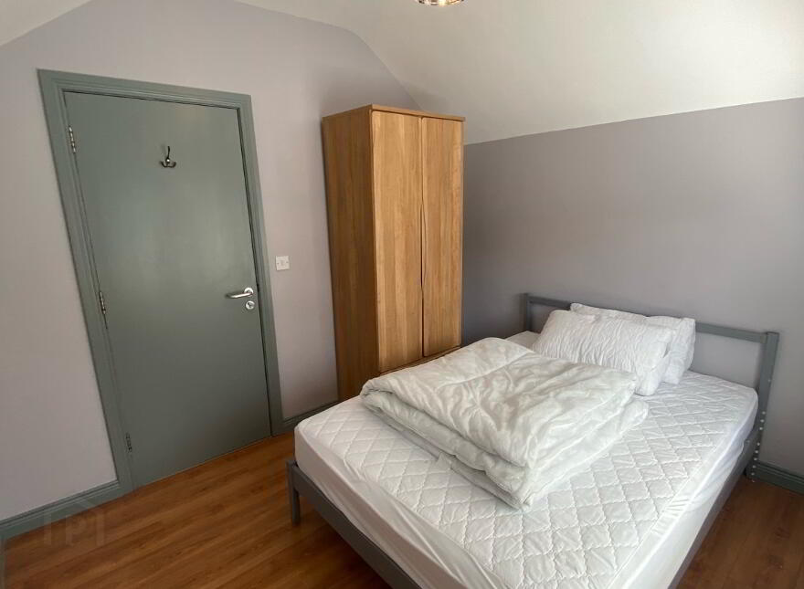 Great Accommodation, 54 Fitzroy Avenue, Queens University Quarter, Belfast, BT7 1HX