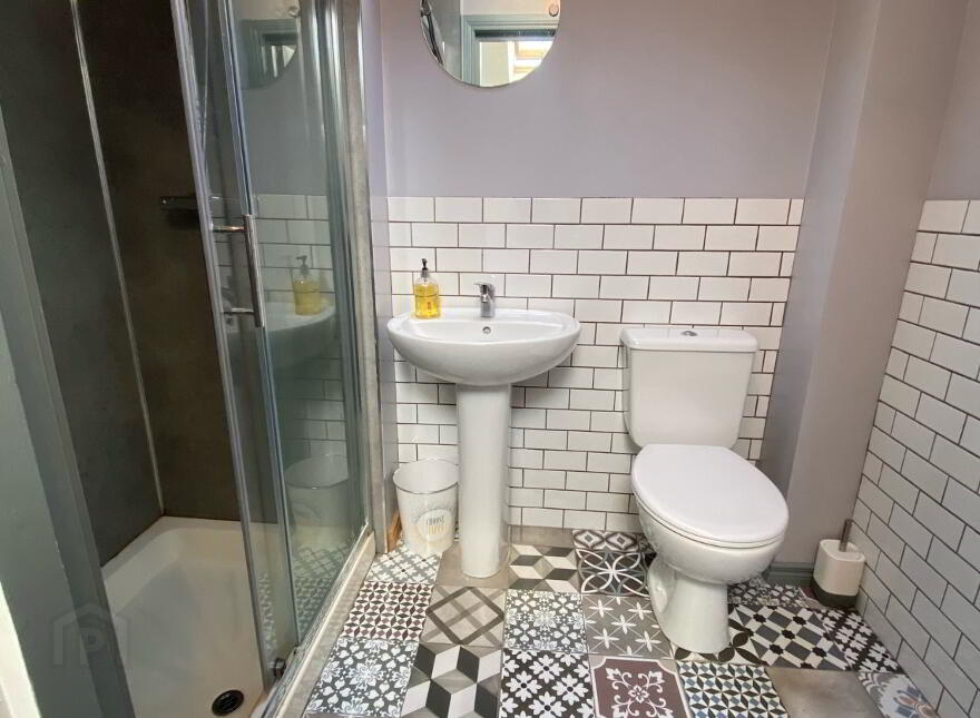 Great Accommodation, 54 Fitzroy Avenue, Queens University Quarter, Belfast, BT7 1HX