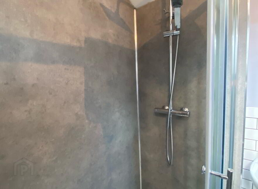 Great Accommodation, 54 Fitzroy Avenue, Queens University Quarter, Belfast, BT7 1HX